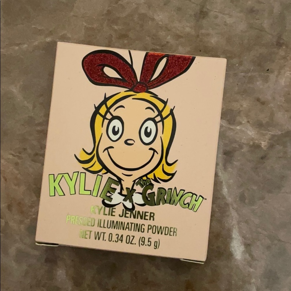 Kylie x grinch illuminating powder